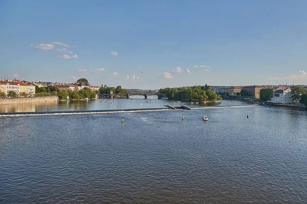 布拉格夏季 伏尔塔瓦河上的桨艇 免版税图库图片