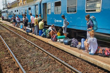 Szerenc, Macaristan - 2017 civarı: Bir grup öğrenci yaz kampına giden istasyonda tren bekliyor
