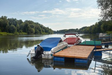 Lakeside rıhtımında yaz sabahı manzara, rıhtımda tekneler.