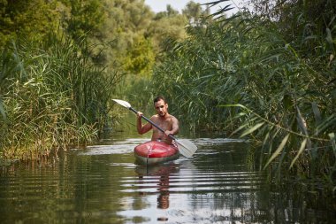 Küçük bir su geçidinde kano. Tisza Gölü, Macaristan