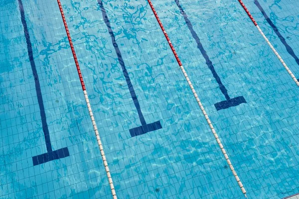 Schwimmbad Mit Leeren Bahnen — Stockfoto