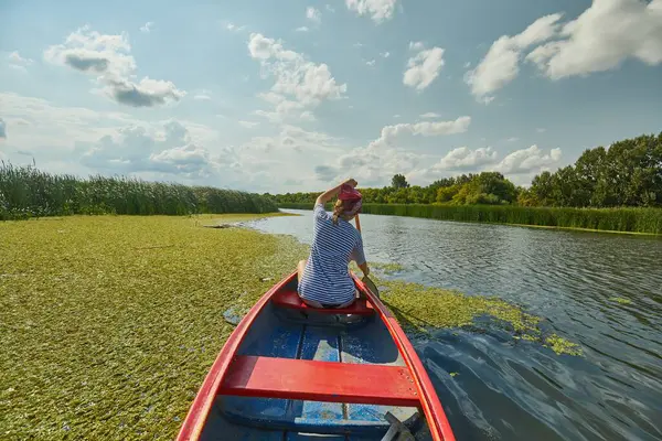 在原始自然环境中划船 匈牙利蒂萨湖 — 图库照片