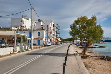 Aegina, Yunanistan, Atina 'ya yakın Aegina Adası' ndaki turistik tatil beldesi manzarası kısa bir tekne gezisiyle. Popüler tatil beldesi