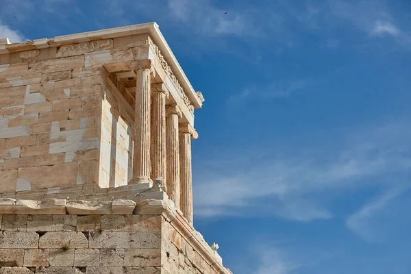 アテネのアクロポリスで古代の建物 古代ギリシャ文明のランドマーク 装飾された列 — ストック写真