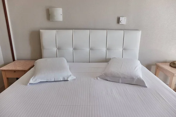 Двоспальне Ліжко Готельному Номері Біла Постільна Білизна — стокове фото