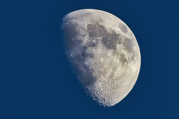 Moon Detailed Shot Blue Daylight Sky Taken 1600Mm Focal Length — Stockfoto