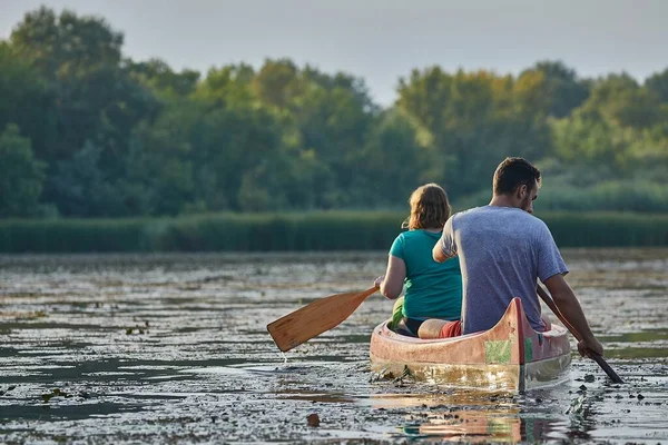 Canoa Bellissimo Ambiente Naturale Lago Tisza Ricoperto Piante Acqua Lussureggianti — Foto Stock