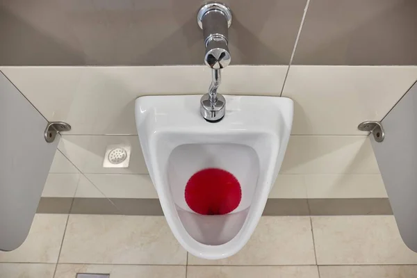 タイル張りのトイレの公衆便器 — ストック写真