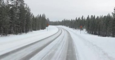 Finlandiya 'nın karlı kış yollarında araba sürerken