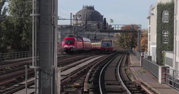Berlijn Duitsland Circa 2022 Lokale Trein Die Aankomt Station Bahn — Stockvideo