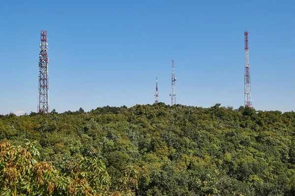 山頂の通信送信塔 — ストック写真