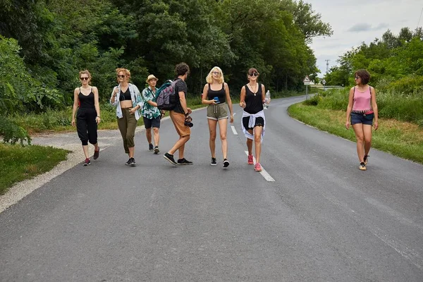 Giovani Che Camminano Lungo Strada Una Vacanza Estiva — Foto Stock