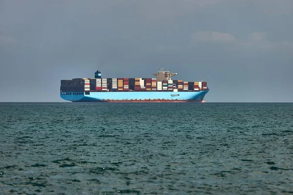 Container Ship Heading Out Sea — Stock Photo, Image