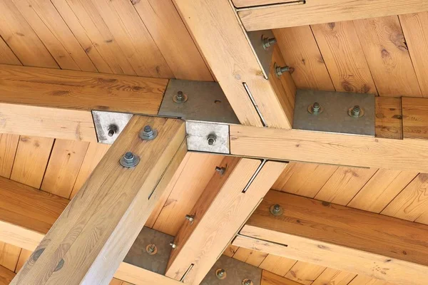 屋顶木匠的木梁结构 — 图库照片
