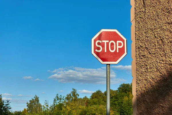 Stop Tábla Egy Kereszteződésben Egy Épület Falánál — Stock Fotó