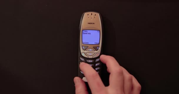 Budapest ハンガリー Circa 2023 古い携帯電話の画面上で良い夜の書き込みを言うSmsテキストメッセージ Nokia 6310 — ストック動画