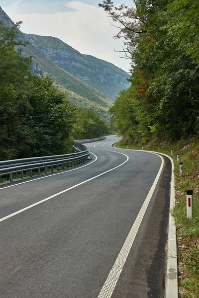 Estrada Uma Paisagem Montesa Paisagem Alpina — Fotografia de Stock