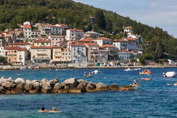 Spiaggia Mediterranea Croazia Con Persone Irriconoscibili Che Nuotano Nel Mare — Foto Stock