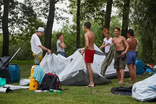匈牙利Dombrad Circa 2021 一群学生在营地上搭起帐篷 放暑假 愉快的营地 — 图库照片