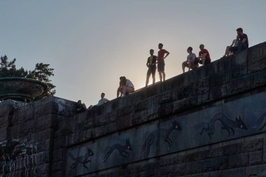 Prag, Çek Cumhuriyeti - Metronome Hill, Letna Park 'taki anıtın tepesinde, Vltava nehrine bakan insanlar