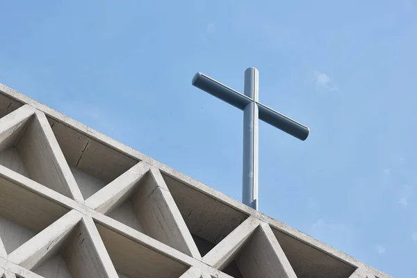 トリエステ イタリア Circa 2022 上に十字架と現代の教会の建物Santuario Mariano Monte Grisaの外観 — ストック写真