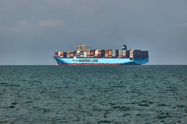 Koper Słowenia Około Września 2022 Kontenerowiec Maersk Czeka Pobliżu Portu — Zdjęcie stockowe