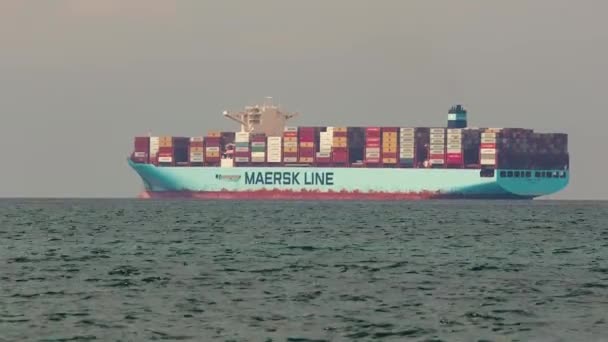 Koper Slovinsko Přibližně Září 2022 Maerská Kontejnerová Loď Čeká Přístavu — Stock video