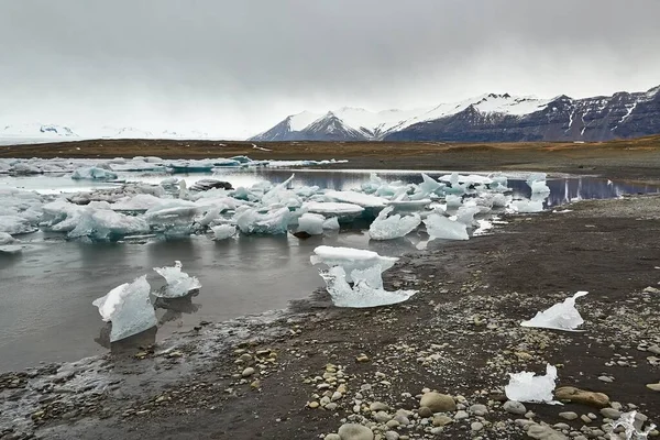 アイスランドのジョクルサロンにある氷河湖 融解する氷河からの氷山の塊 — ストック写真