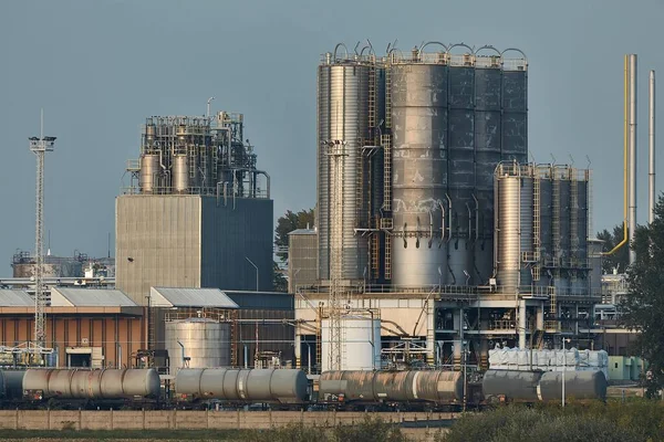 Edificios Refinería Petróleo Con Silos Grandes — Foto de Stock