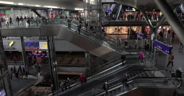 Berlin Tyskland Circa Oktober 2023 Rulltrappor Vid Upptagen Tågstation Berlin — Stockvideo