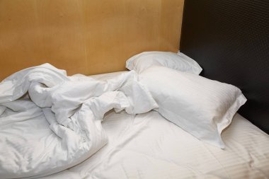 Battaniyeli, çarşaflı ve yastıklı yatak
