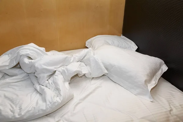床上铺着凌乱的毛毯 床单和枕头 — 图库照片