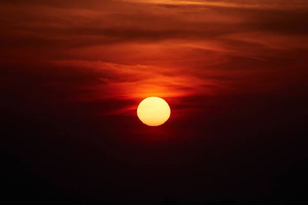 Zachód Słońca Pomiędzy Ciemnymi Dramatycznymi Chmurami — Zdjęcie stockowe