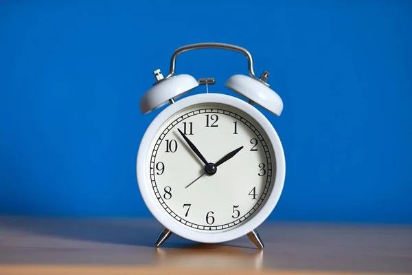 Relógio Despertador Quarto Canto Parede Azul Gaveta Cabeceira — Fotografia de Stock
