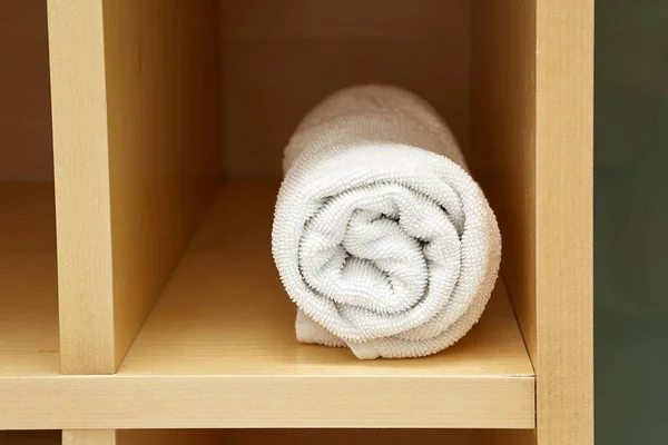 浴室橱柜里干净的毛巾 — 图库照片