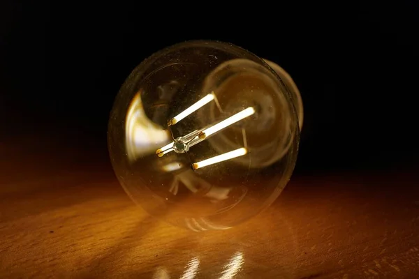 明るい電球型フィラメント型 — ストック写真