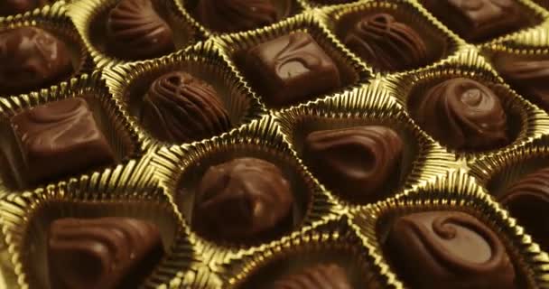 Schachtel Bonbons Aus Schokolade Auf Einem Tisch — Stockvideo