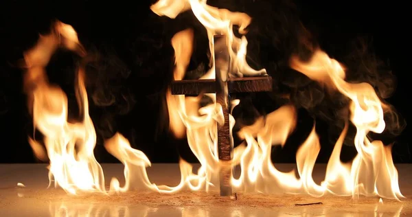 夜に燃える十字架炎の祭壇に火をともす — ストック写真