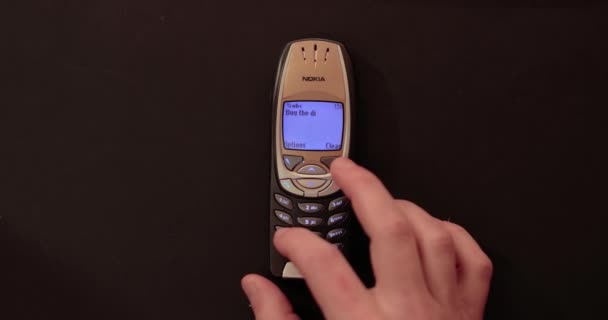 Budapest ハンガリー Circa 1月2022 暗号通貨価格の暴落の間にディップを購入し Nokia 6310古い機能電話で書かれた弱気市場を買うというSmsテキストメッセージ — ストック動画