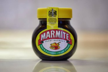 Budapeşte, Macaristan, Mart 2020: Bir kavanoz Marmite, İngiltere 'den popüler maya özü