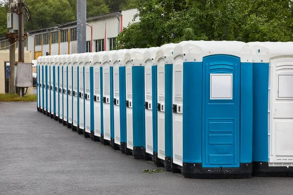 Lange Reihe Mobiler Toiletten — Stockfoto