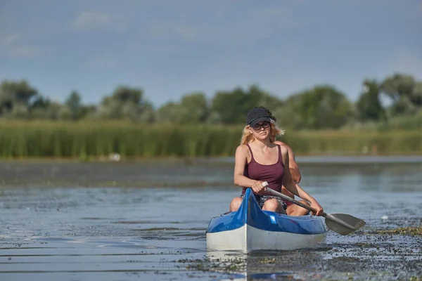 夏の自然の中でカヌー Tisza湖の自然屋外環境 — ストック写真