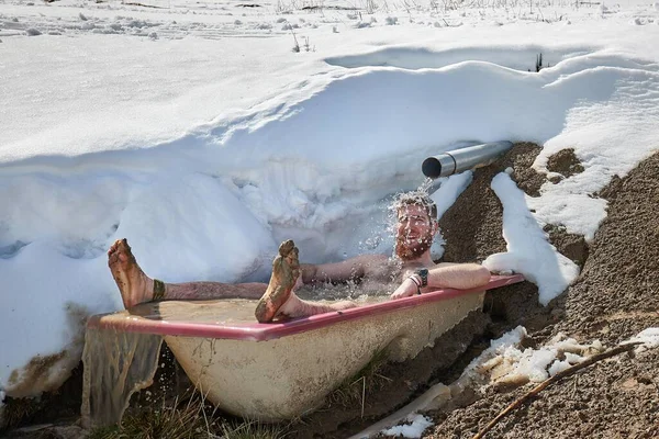 冬の冷たい急落 アルプスの山の春が残した古い浴槽への屋外冷たい水の浸入 — ストック写真