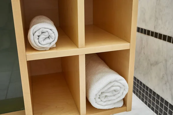 浴室橱柜里干净的毛巾 — 图库照片