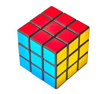 BUDAPEST, HUNGARY - 10 HAZİRAN 2019: Beyaz stüdyo arka planında Rubiks küp mantık oyunu