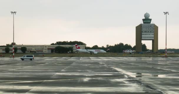 2021年7月9日 匈牙利布达佩斯 瑞士Iinternational Airlines的飞机在阴雨天抵达布达佩斯利兹特 费伦茨国际机场 — 图库视频影像