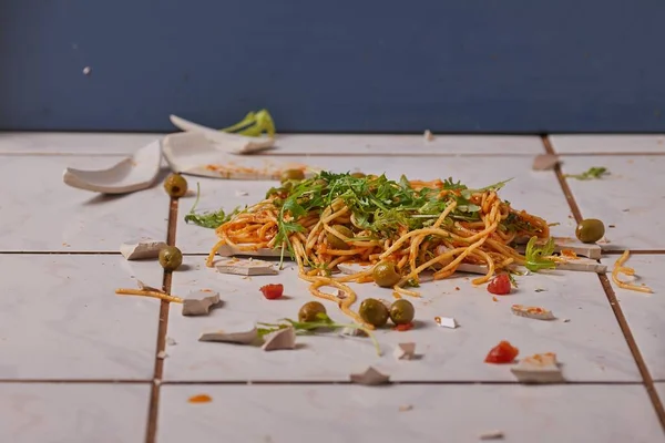 Talerz Spaghetti Spadł Podłogę Kuchni Łamanie Ubrany Warzywa — Zdjęcie stockowe