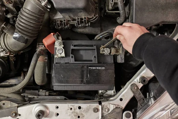 Egy Autóindító Akkumulátor Kiiktatása Negatív Terminál Csavaranyának Egy Csavarkulccsal Való — Stock Fotó
