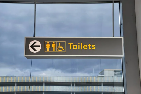 Panneau Direction Des Toilettes Dans Terminal Aéroport — Photo