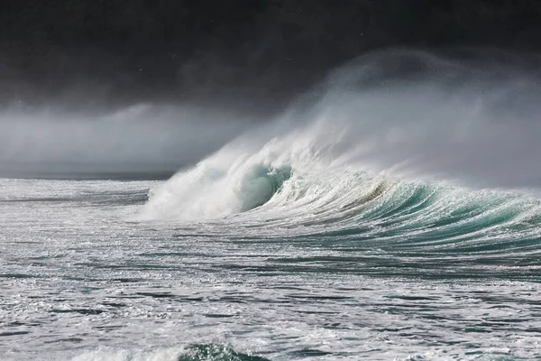 風の中で非常に強い波 嵐の海の突風 — ストック写真